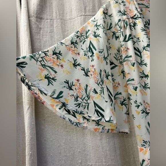 Studio B by Bobeau/Wrap Dress/ Tie Front /Cream w/Floral Print/ V-Neck /Size M/ - Picture 3 of 11